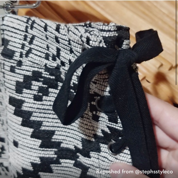 NEWWho What Wear Black & White Embroidered Shorts SZ 14 - Picture 3 of 5